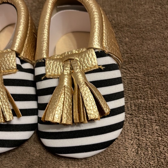 🔴 NWOT Striped Cloth and Gold Leather Tassel Moccasin Crib Shoes - Picture 2 of 5